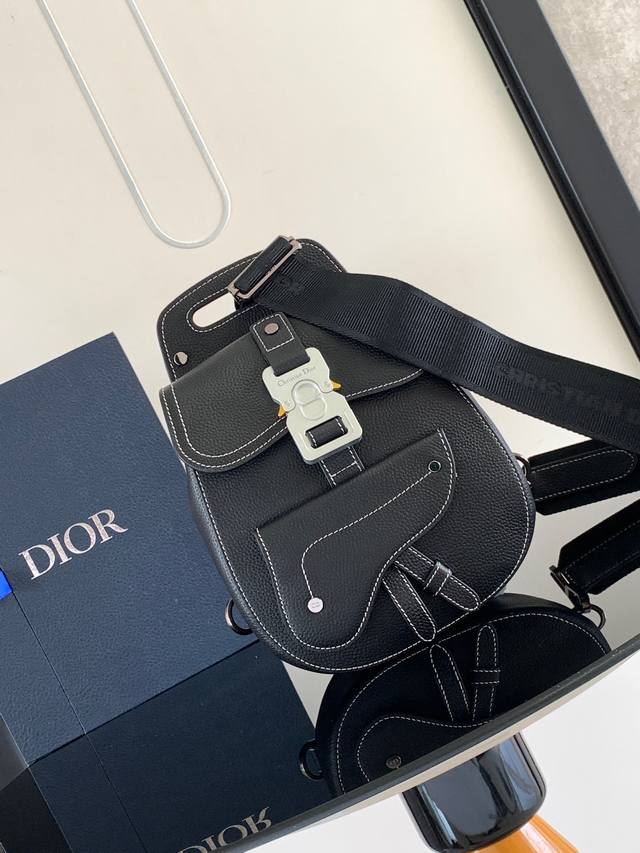 单肩版本 这款 Gallop 单肩包是时尚别致的单品，全新演绎马鞍经典标识。采用黑色粒面牛皮革精心制作，饰以对比鲜明的缉面线，主隔层设有翻盖，可收纳各种日常用品