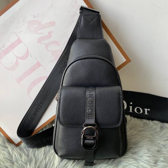 早春系列Saddle马鞍包，强势推出！设计师首次操刀设计的第一季度，不但有Ophidia复古老花帆布款，同时还有精美的小牛皮款式。精美纹路的小牛皮，缝线和简单的