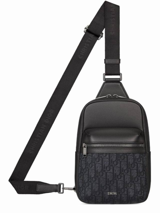 爆款来袭，这款Rider 2.0腰包是一款实用而现代的款式。采用米色和黑色Oblique印花精心制作，饰以同色调粒面牛皮革细节和Dior标志。主隔层和前袋均配有