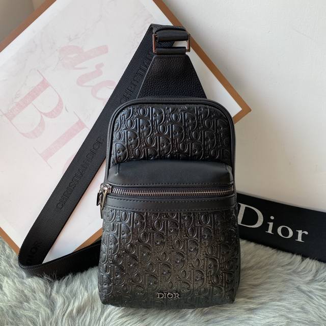 爆款来袭，这款Rider 2.0腰包是一款实用而现代的款式。采用进口原版牛压纹精心制作，饰以同色调粒面牛皮革细节和Dior标志。主隔层和前袋均配有拉链，方便收纳