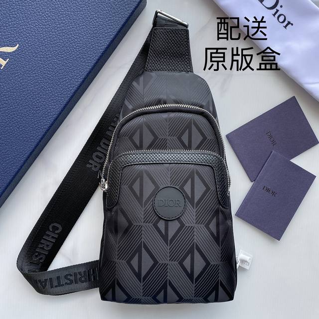 配送原版包装盒 ，Dior男士最新款胸包-原版品质，男神必备实用性非常全面 ，空间大，顶级原版牛皮顶级做工，手工一流，零瑕疵，识货首选。市场最顶级最好的货专注高