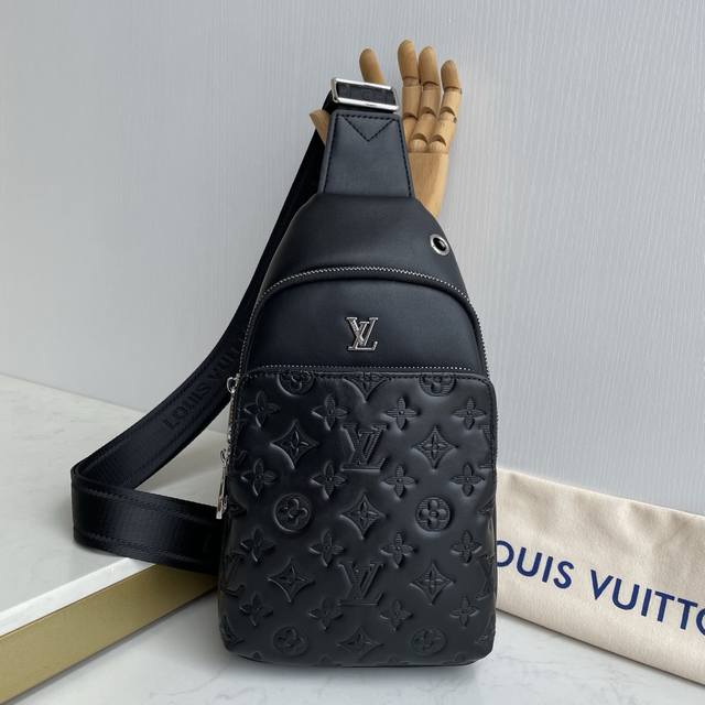 原单货 最新款式 Lv 男士胸包火爆出货 实物拍照无添加任何效果 原版进口头层牛皮皮质手感柔软舒适贴心设计耳机线钻孔，采用专用五金.原版里布资深裁缝独特休闲高档