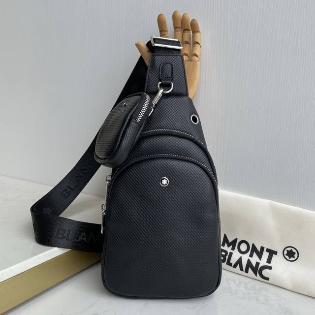 万宝龙最新款式,爆款到货,男士胸包原单品质 采用进口原版牛皮 轻便,舒适,质感柔滑,手感细腻 高贵五金 低调奢华有内涵 时尚休闲帅气 方便实用,怎么看都是那么酷 万宝龙最新款式,爆款到货,男士胸包原单品质 采用进口原版牛皮 轻便,舒适,质感柔滑,手感细腻 高贵五金 低调奢华有内涵 时尚休闲帅气 方便实用,怎么看都是那么酷