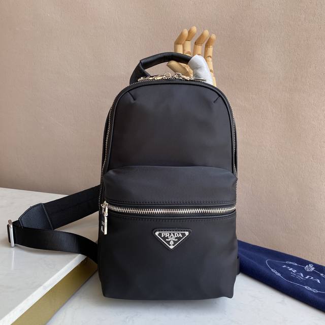 最新款男士背包，2025年最新款背包胸包，采用进口Saffiano皮革材质和进口尼龙布料，可调式尼龙肩带，拉丝金属配件，这款尼龙背包多个口袋和加衬背部设计颇具设