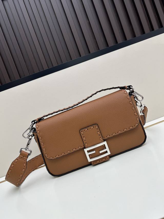 配盒 标志性Baguette中号手袋，以612针同色系大号明线手工缝制而成，代表着传统的Selleria工艺。带标志性天然粒面的头层小牛皮，经不使用任何金属的鞣