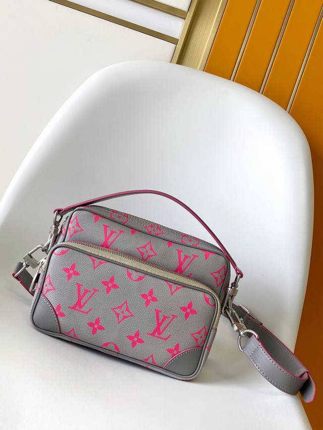 M15024 顶级原单 动态163 本款 Nil 邮差包取材 Pharrell Williams 焕新演绎的 Damoflage Black 涂层帆布，将设计师