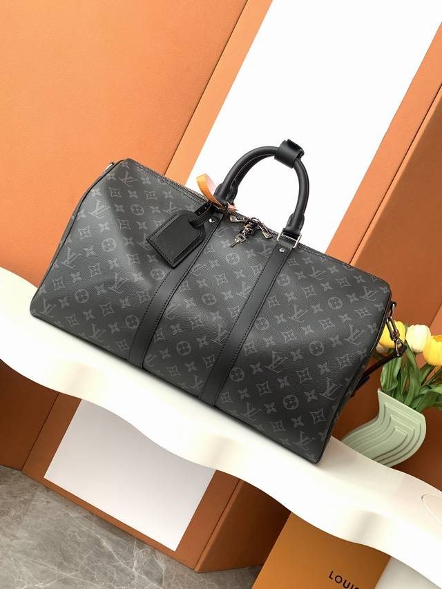 Keepall 45 旅行袋 特级加强版 型号： M40569 皮料： 是意大利A级皮料 五金： 采用进口A级全钢五金 包装： 全套原厂Mb包装 尺寸45.0