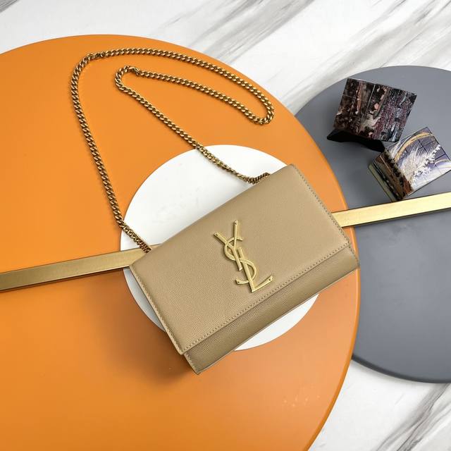 20# 原单 鱼子酱 金扣 +Kate链条包原厂皮版本在大家的呼声中终于来了！相比起经典的极佳尺寸可放下市面上通用的所有型号手机而又显得更加轻巧！整个手袋简洁利