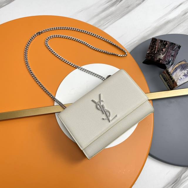 20# 原单 鱼子酱 银扣 +Kate链条包原厂皮版本在大家的呼声中终于来了！相比起经典的极佳尺寸可放下市面上通用的所有型号手机而又显得更加轻巧！整个手袋简洁利