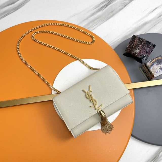 20# 原单 白色 金扣 +Kate 最经典的款式最实用的这个系列最核心的设计便是Y家 Logo，当年Yves Saint Laurent先生邀请海报艺术家Ca