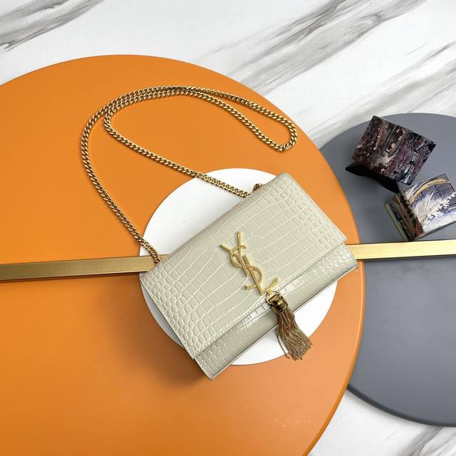 20# 原单鳄鱼纹 奶白 金扣 +Kate 最经典的款式最实用的这个系列最核心的设计便是Y家 Logo,当年Yves Saint Laurent先生邀请海报艺术 20# 原单鳄鱼纹 奶白 金扣 +Kate 最经典的款式最实用的这个系列最核心的设计便是Y家 Logo,当年Yves Saint Laurent先生邀请海报艺术