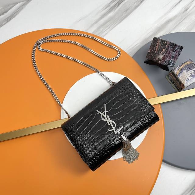20# 原单鳄鱼纹 黑色 银扣 +Kate 最经典的款式最实用的这个系列最核心的设计便是Y家 Logo，当年Yves Saint Laurent先生邀请海报艺术