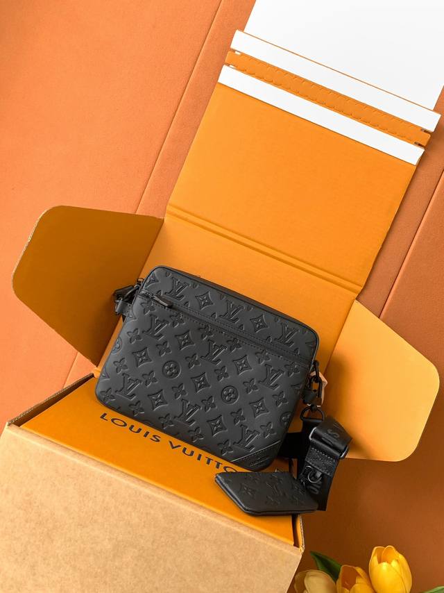 特级Mb芯片版原厂皮 Trio 邮差包 型号：M46602 材料：A级全钢五金，进口原厂面料 包装：全套原厂免税Mb包装 尺寸：25X18.5X7Cm