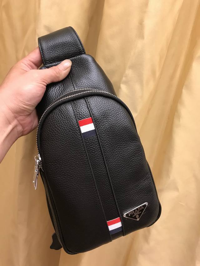 新款男士胸包，实拍，选用进口头层牛皮，皮料柔软舒适，手感超好。2个主拉链，内有一个拉链格，后幅有一个插袋 前面的上下红白蓝带是某品牌独有设计，起到画龙点睛作用。