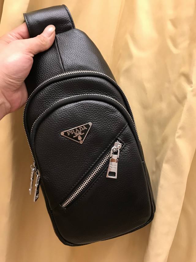 新款男士胸包，实拍，选用进口头层牛皮，皮料柔软舒适，手感超好。里里外外5个拉链，前面的小斜拉便于放小件同时突显点睛作用。数据线鸡眼现代化设计更显实用，充电听歌解