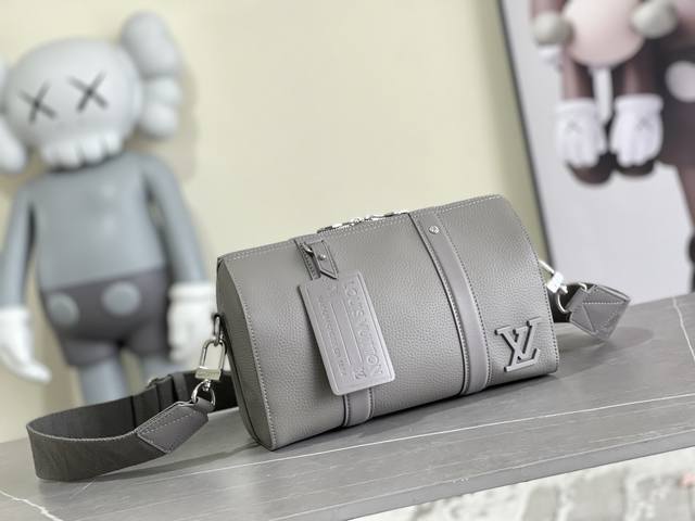 City Keepall 手袋 M59328 灰色City Keepall 手袋援引路易威登 Keepall 手袋的经典设计，成就日常生活的雅致之选。柔软 Ae