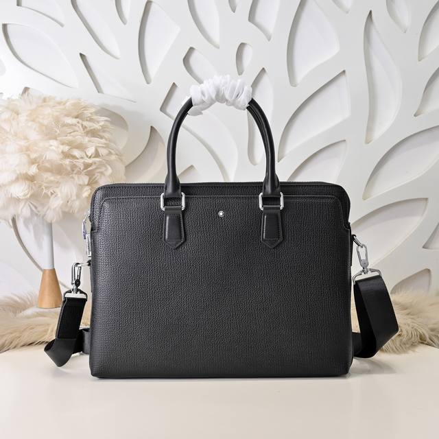 Mont Blanc 万宝龙-最新款男士公文包采用头层牛皮 皮质柔软 手感超赞 独特设计足以彰显其奢华感 细节品质毋庸置疑 高端大气上档次 百搭单品尺寸：38.