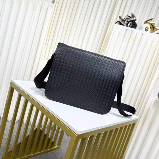 Bv编织邮差包2025爆款单品，此款邮差包采用纯手工编织制作而成柔软的进口打蜡小牛皮滚边使方形廓形别具魅力，低调实用皮质越用越油亮等特点型号：836L#，颜色：