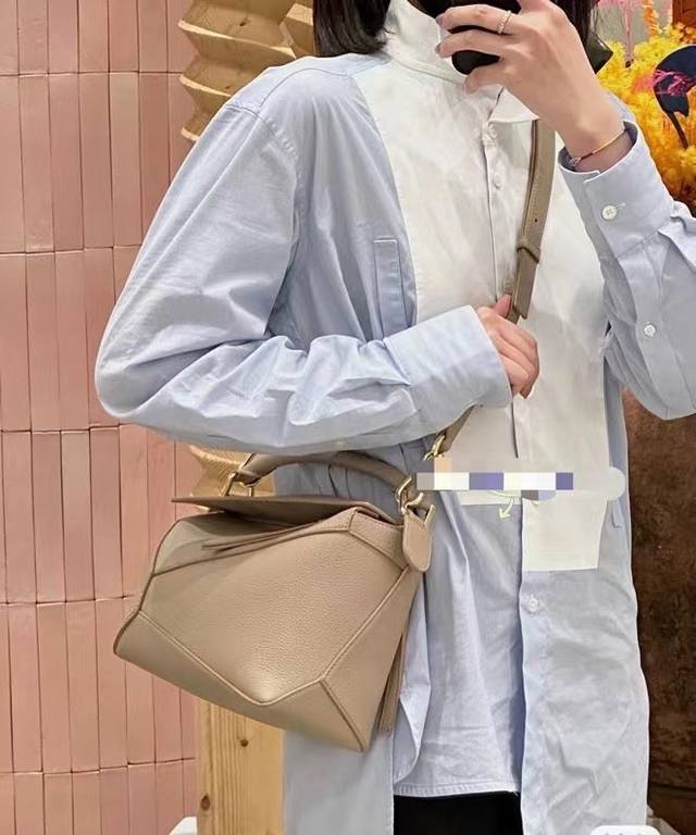 出自Jonathan Anderson之手的 2.0 尺寸:24-10.5-16Cm 编码：062206 独特的几何线条，带有笼盖缝线边缘，手柄的编织工艺彰显L