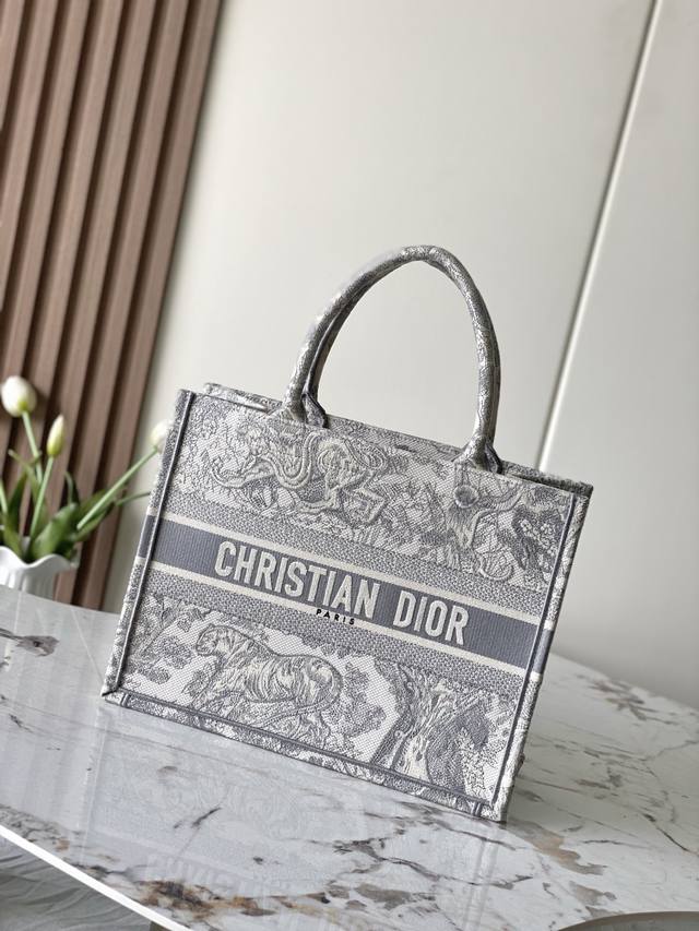 款号99207 专柜芯片版 对版原厂旧灰虎 中号 Dior Book Tote 购物袋 这款Book Tote手袋灵感来自女装创意总监玛丽亚 嘉茜娅 蔻丽 Ma