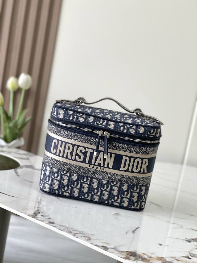 款号99701 专柜芯片版 对版原厂化妆包 大号 这款 Diortravel Vanity 手袋优雅精巧。通体采用蓝色刺绣 Oblique 印花面料精心制作，正