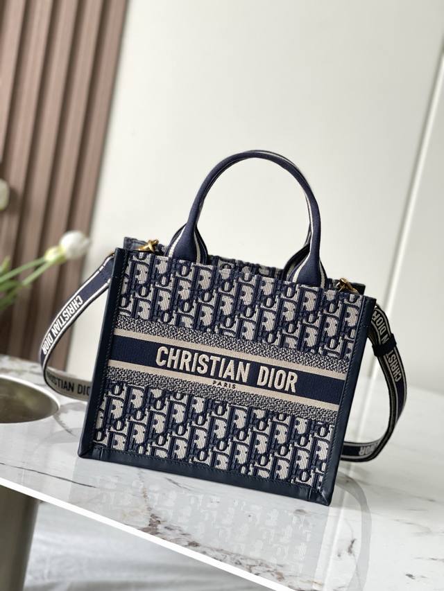 款号99603 专柜芯片版 ［对版原厂托特配皮］小号 这款Book Tote 手袋以优雅的风格诠释玛丽亚 嘉茜娅 蔻丽 Maria Grazia Chiuri