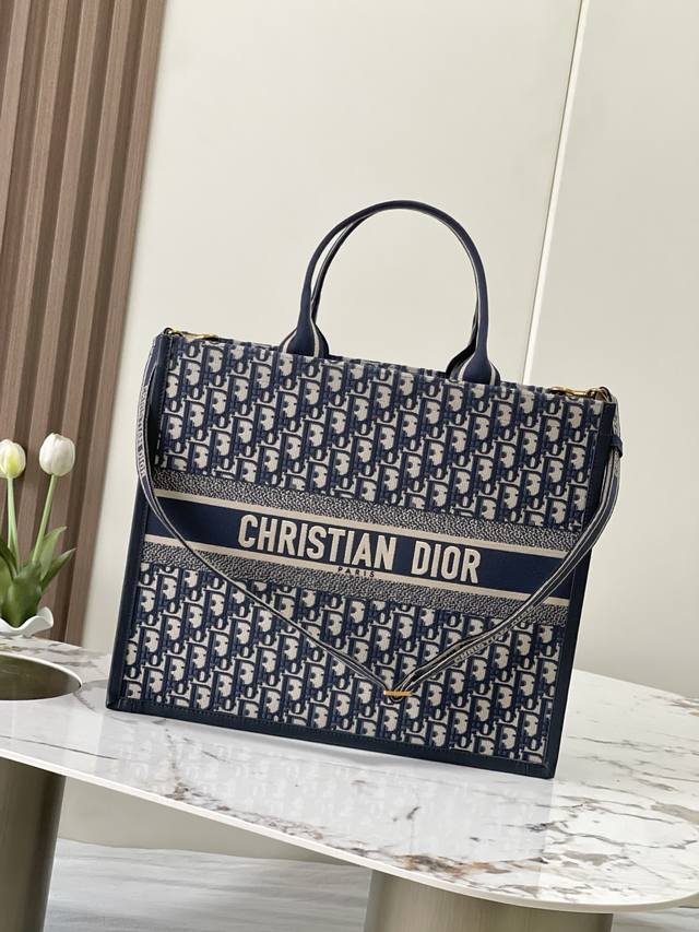 款号9 1 专柜芯片版 对版原厂托特配皮 大号版 这款Book Tote 手袋以优雅的风格诠释玛丽亚 嘉茜娅 蔻丽 Maria Grazia Chiuri 的经