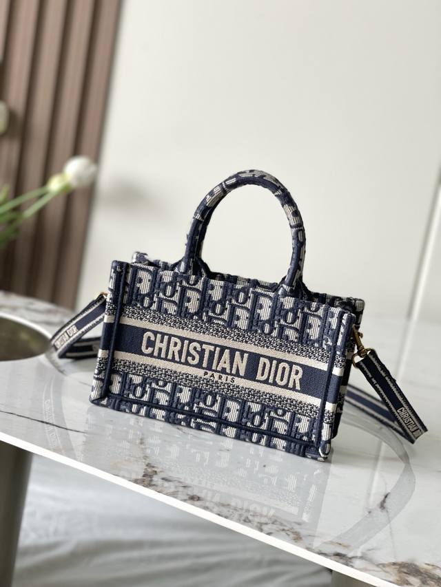 款号99401 专柜芯片版 ［对版原厂新版迷你］ 这款 Dior Book Tote 手袋是Christian Dior创意总监玛丽亚 嘉茜娅 蔻丽 Maria