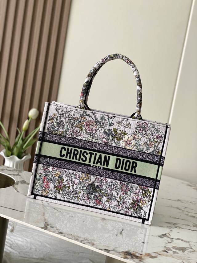 款号99412 专柜芯片版 对版原厂粉色幻影绿花 中号 Dior Book Tote 购物袋 这款Book Tote手袋灵感来自女装创意总监玛丽亚 嘉茜娅 蔻丽