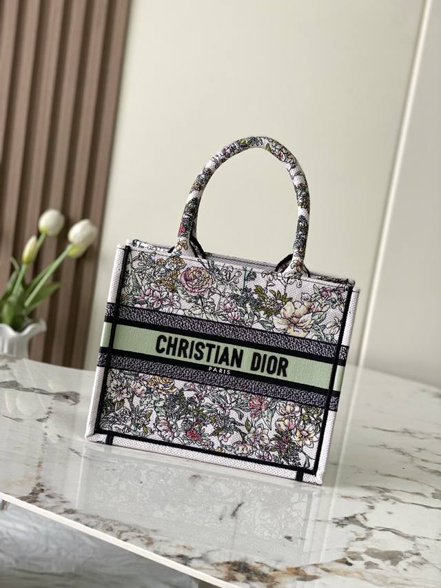 款号99413 专柜芯片版 对版原厂粉色幻影绿花 小号 Dior Book Tote 购物袋 这款Book Tote手袋灵感来自女装创意总监玛丽亚 嘉茜娅 蔻丽
