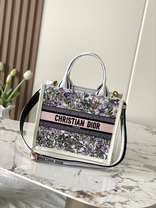 款号99634 专柜芯片版 ［对版原厂托特配皮］小号版白色幻影繁花配皮 这款Book Tote 手袋以优雅的风格诠释玛丽亚 嘉茜娅 蔻丽 Maria Grazi