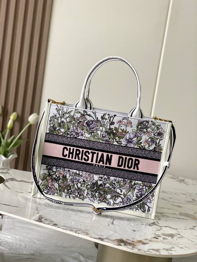 款号99624 专柜芯片版 对版原厂托特配皮 中号版白色幻影繁花配皮 这款Book Tote 手袋以优雅的风格诠释玛丽亚 嘉茜娅 蔻丽 Maria Grazia 款号99624 专柜芯片版 对版原厂托特配皮 中号版白色幻影繁花配皮 这款Book Tote 手袋以优雅的风格诠释玛丽亚 嘉茜娅 蔻丽 Maria Grazia