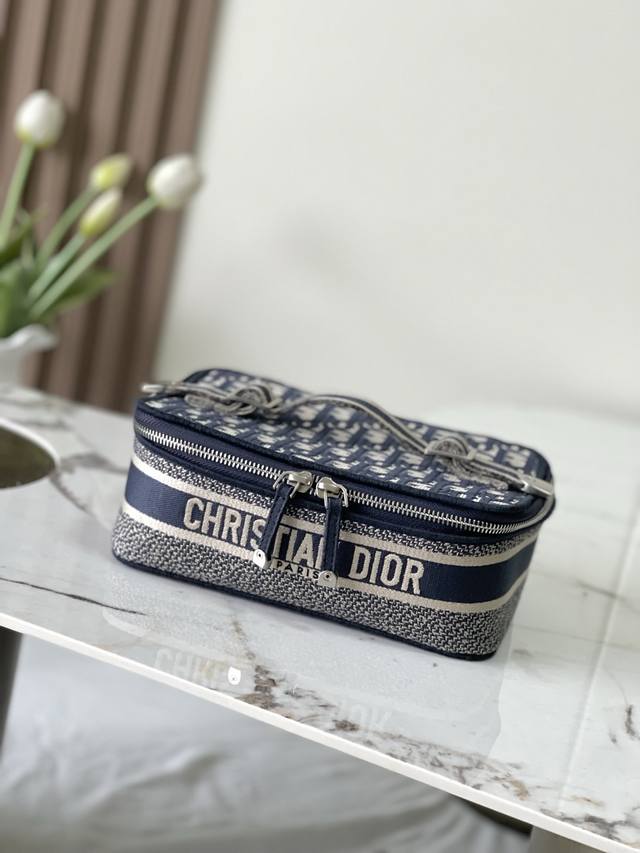 款号99703 专柜芯片版 对版原厂化妆包 小号 Dio.R Oblique老花包手拎包来La第一眼就沦陷，圆圆的包身太讨喜了，今年Dior.设计大多采用这种黑