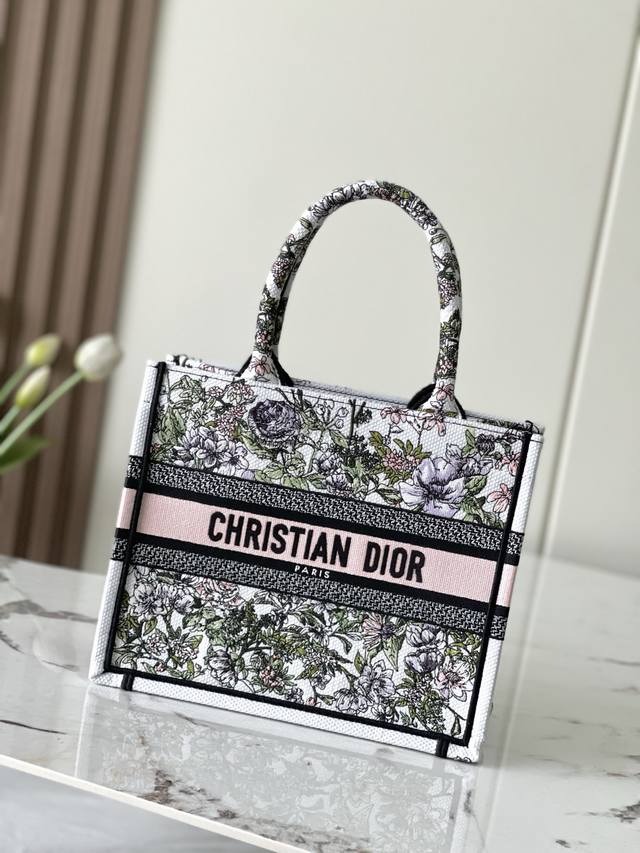 款号99313 专柜芯片版 对版原厂白幻影繁花 小号 Dior Book Tote 购物袋 这款Book Tote手袋灵感来自女装创意总监玛丽亚 嘉茜娅 蔻丽