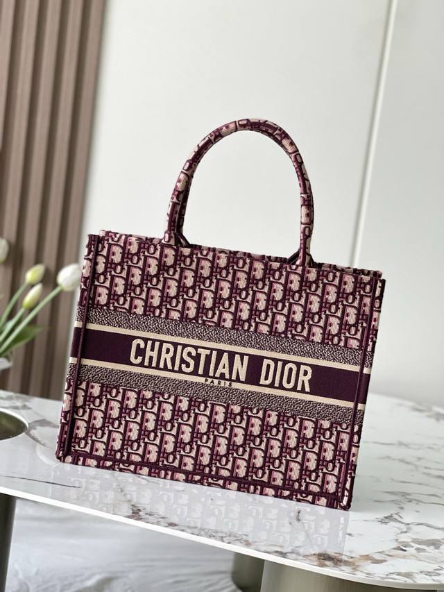 款号99212 专柜芯片版 对版原厂老花红 中号 Dior Book Tote 购物袋 这款Book Tote手袋灵感来自女装创意总监玛丽亚 嘉茜娅 蔻丽 Ma