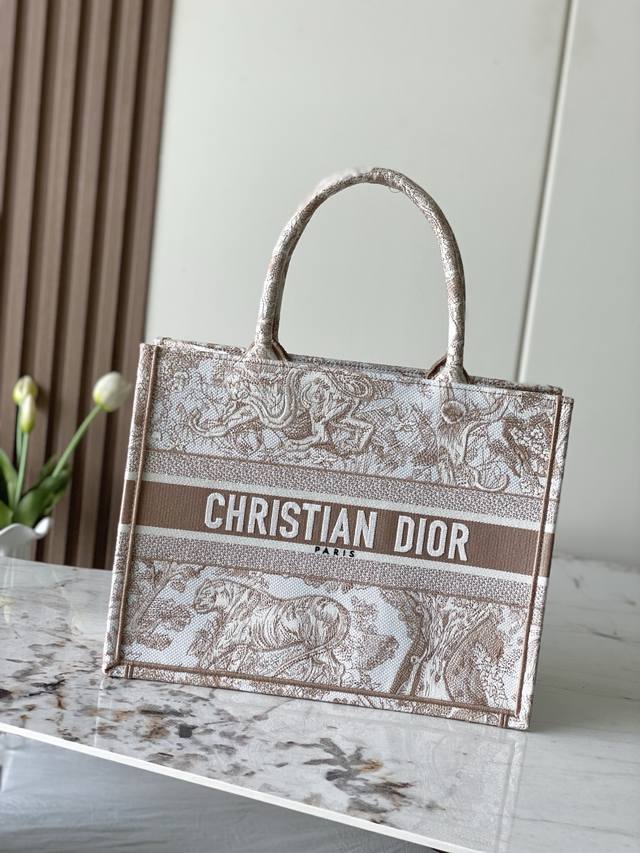 款号99211 专柜芯片版 对版原厂浅咖虎 中号 Dior Book Tote 购物袋 这款Book Tote手袋灵感来自女装创意总监玛丽亚 嘉茜娅 蔻丽 Ma