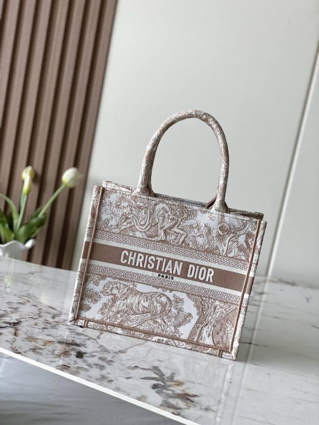 款号99311 专柜芯片版 对版原厂浅咖虎 小号 Dior Book Tote 购物袋 这款Book Tote手袋灵感来自女装创意总监玛丽亚 嘉茜娅 蔻丽 Ma