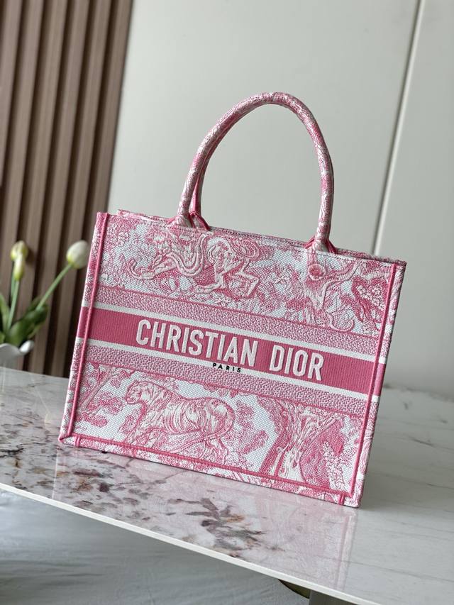 款号99210 专柜芯片版 对版原厂浅梅红虎 中号 Dior Book Tote 购物袋 这款Book Tote手袋灵感来自女装创意总监玛丽亚 嘉茜娅 蔻丽 M