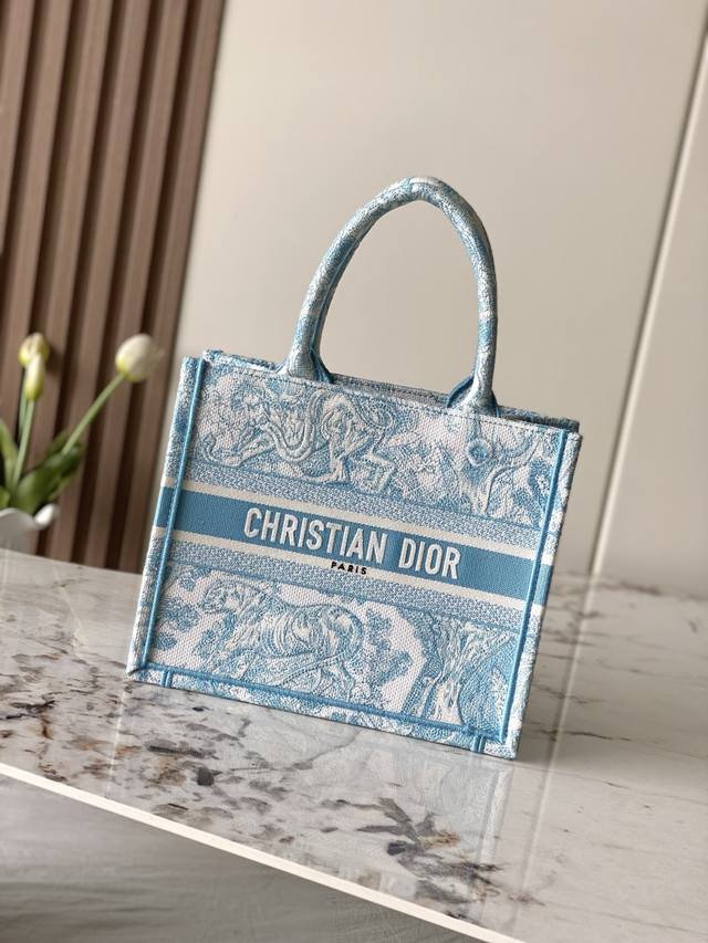 款号99309 专柜芯片版 对版原厂湖兰虎 小号 Dior Book Tote 购物袋 这款Book Tote手袋灵感来自女装创意总监玛丽亚 嘉茜娅 蔻丽 Ma 款号99309 专柜芯片版 对版原厂湖兰虎 小号 Dior Book Tote 购物袋 这款Book Tote手袋灵感来自女装创意总监玛丽亚 嘉茜娅 蔻丽 Ma