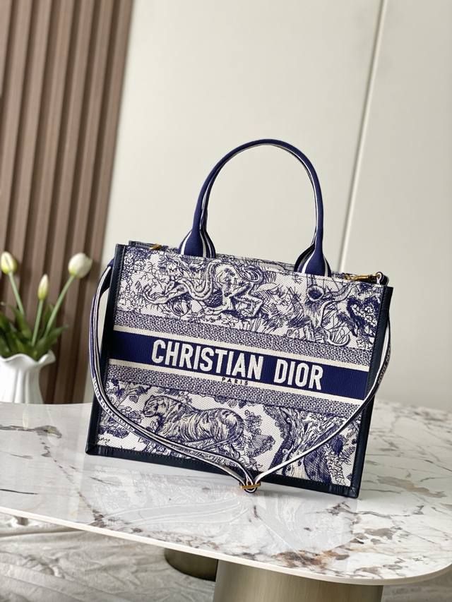 款号99612 专柜芯片版 对版原厂托特配皮 中号版。旧蓝虎 这款Book Tote 手袋以优雅的风格诠释玛丽亚 嘉茜娅 蔻丽 Maria Grazia Chi