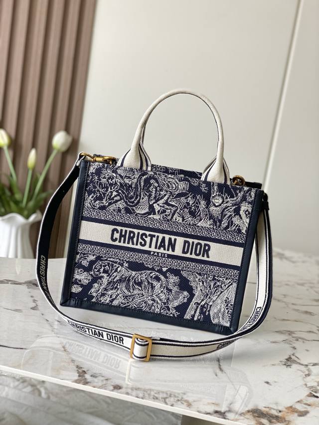 款号99643 专柜芯片版 ［对版原厂托特配皮］小号。新蓝虎 这款Book Tote 手袋以优雅的风格诠释玛丽亚 嘉茜娅 蔻丽 Maria Grazia Chi