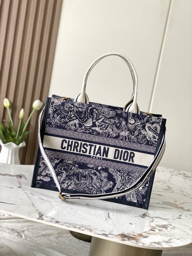 款号99642 专柜芯片版 对版原厂托特配皮 中号版新蓝虎 这款Book Tote 手袋以优雅的风格诠释玛丽亚 嘉茜娅 蔻丽 Maria Grazia Chiu 款号99642 专柜芯片版 对版原厂托特配皮 中号版新蓝虎 这款Book Tote 手袋以优雅的风格诠释玛丽亚 嘉茜娅 蔻丽 Maria Grazia Chiu