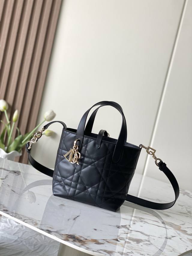 款号2415 专柜芯片版 对版原厂菜篮子 小号竖版 这款 Dior Toujours竖版手袋时尚实用,别具一格。采用黑色牛皮革精心制作,饰以超大藤格纹缉面线,宽 款号2415 专柜芯片版 对版原厂菜篮子 小号竖版 这款 Dior Toujours竖版手袋时尚实用,别具一格。采用黑色牛皮革精心制作,饰以超大藤格纹缉面线,宽