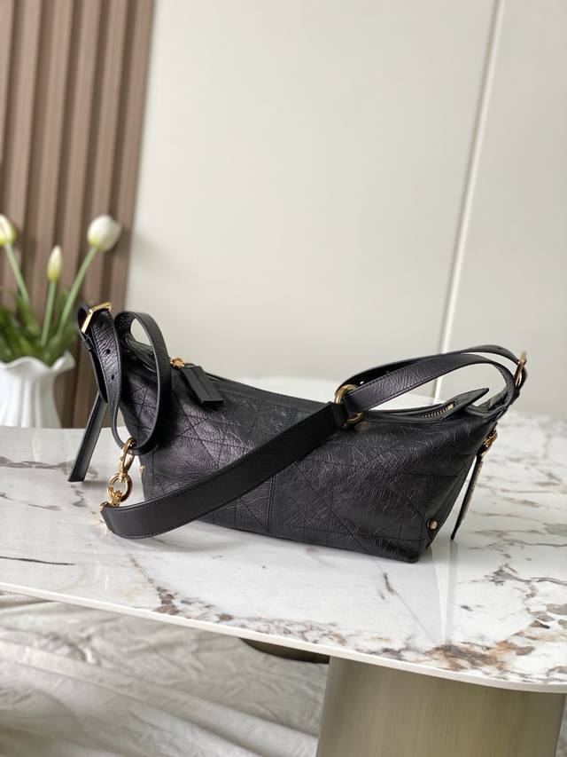 款号Pr023 专柜芯片版 对版原厂饺子包 小号爆裂纹 这款 D-Journey 手袋是本季新品，于迪奥二零二五春夏成衣系列发布秀精彩亮相，质地柔软，以摩登设计