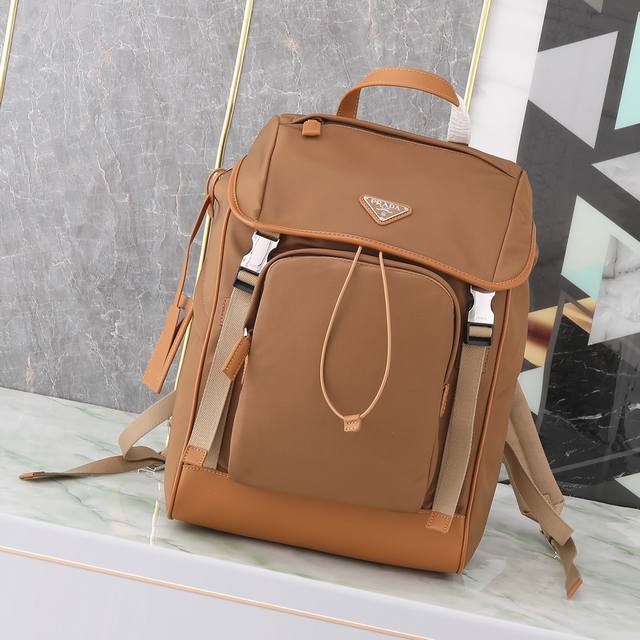 新款双肩带2Vz135新色 这款尼龙背包饰有撞色小牛皮饰边，用创意与科技打造别致格调。多个口袋和科技材质加衬背面颇具设计特色。经典中的新款，时尚又大气又是一款永