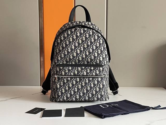 顶级原单 原单品质 Dio.R Oblique 双肩背包# 这是一款可以当情侣款的Dio.R Oblique双肩背包 在老花的基础上还有金属材质的小Logo,软 顶级原单 原单品质 Dio.R Oblique 双肩背包# 这是一款可以当情侣款的Dio.R Oblique双肩背包 在老花的基础上还有金属材质的小Logo,软