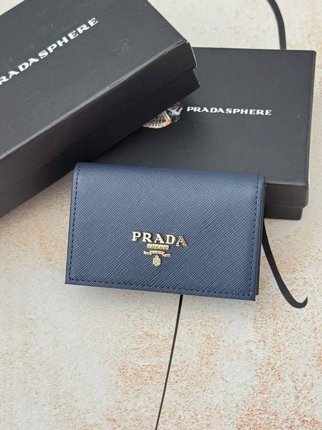 Prada爆款男士卡包专柜新款式，官网同步，正品开发，型号2Mc122#。颜色 蓝色 如图 实拍 十字纹牛皮质感极好，螺纹里布 五金配件！精湛走线均匀整齐 油边