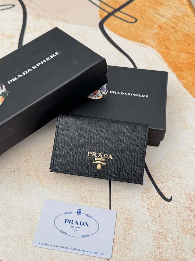 Prada爆款男士卡包专柜新款式，官网同步，正品开发，型号2Mc122#。颜色 如图 实拍 十字纹牛皮质感极好，螺纹里布 五金配件！精湛走线均匀整齐 油边平滑，