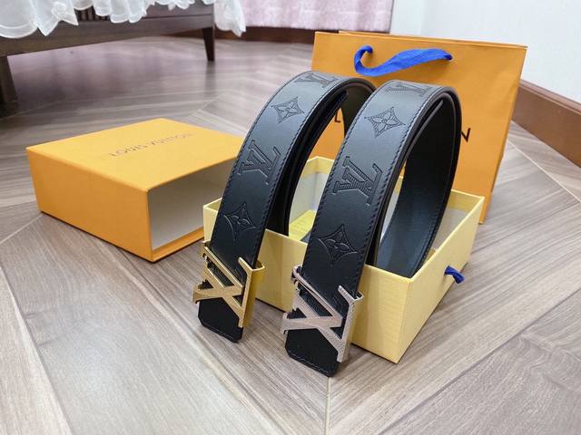 路易威登标志性的Lv Initiales腰带采用优雅的小牛皮和黑色小牛皮，搭配字母扣，商务休闲两相宜。