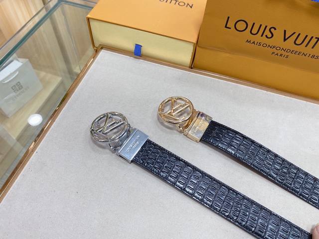 路易威登新款 纯皮 为全球最大的高级时尚控股公司以传统手工设计和款式新颖誉满全球 随心驾驭[奸笑]宽度3.4厘米 附带原版包装